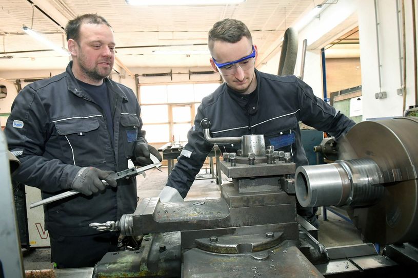 Die Schlosserei Richter mit Metallbauermeister Mario Richter (l.) und seinem Sohn und Auszubildenden Justin Preibisch hat derzeit viel zu tun. Damit das so bleibt, ist es wichtig, dass kommunale und industrielle Auftraggeber in den kommenden Monaten an ihren Investitionen festhalten. Foto: Veit Rösler