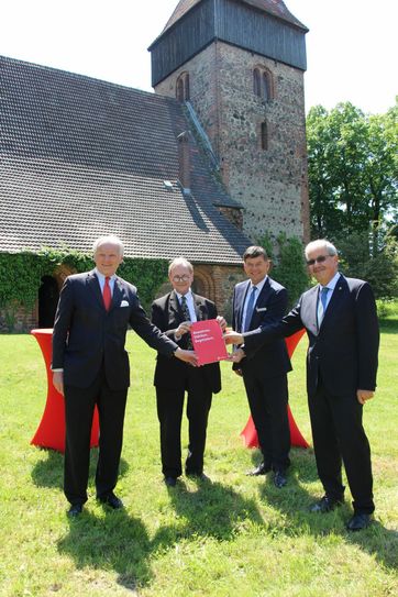 Vor der Dorfkirche Steinitz übergeben Friedrich-Wilhelm von Rauch (li., Geschäftsführer der Ostdeutschen Sparkassenstiftung), Ralf Braun (2.vo.re., Vorstandsmitglied der Sparkasse Spree-Neiße) die Förderzusage an Wolfgang Selchow (2.vo.li., Pfarrer der Evangelischen Kirchengemeinde Drebkau-Steinitz-Krausche) und Harald Altekrüger (re., Landrat des Landkreises Spree-Neiße). Fotos: sts