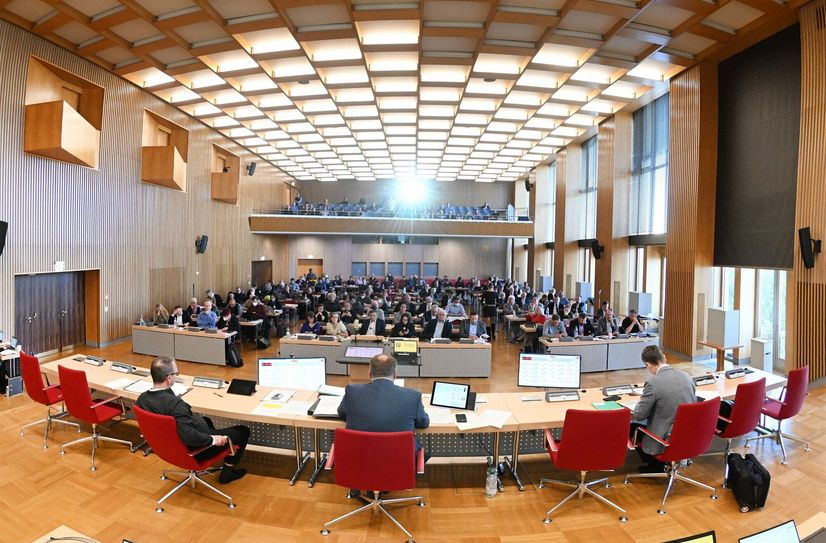 Die Stuhlreihe der Beigeordneten lichtet sich. Jan Donhauser von der CDU (li. von OB Hilbert) und Stephan Kühn von den Grünen (re. von OB Hilbert) gehören zu den aktuell verbliebenen Bürgermeistern, da sie schon vor zwei Jahren für die Amtszeit von sieben Jahren gewählt worden sind.