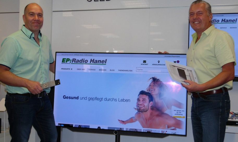 Kay-Uwe und Mike Hanel (v.li.) haben ihre eigene Homepage auf einem der ausgestellten TV-Geräte aufgerufen. Fotos: Wolodtschenko