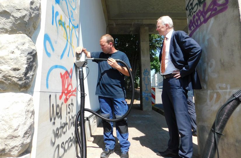 Bürgermeister Detlef Sittel (re.) will nicht mehr hinnehmen, dass Dresden immer mehr verschandelt wird.