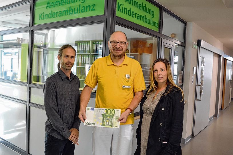 Rene Tzschoppe und Andrea Lunze vom Personaldienstleister überbrachten der Oberlausitzer Kinderhilfe 100 Euro. Foto: pm