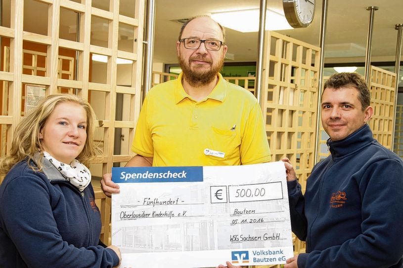 Ines Hennig und Frank Kieschnick von der WSG Sachsen GmbH überreichten Dr.med. Ulf Winkler 500 Euro für die Oberlausitzer Kinderhilfe. Foto: pm