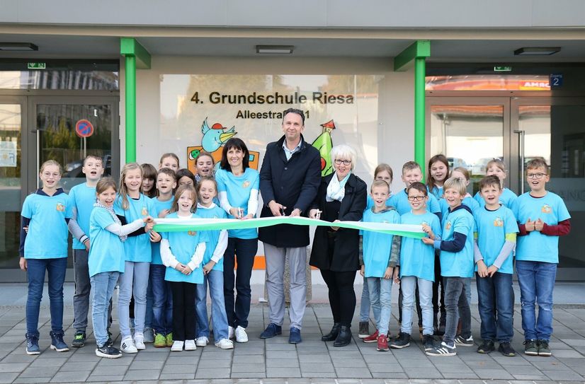Natürlich gehörte ein offizieller Band-Durchschnitt zur Freigabe dazu, vollzogen durch Schulleiterin Angelika Fritz, Oberbürgermeister Marco Müller und Gabriela Mentzer vom Hortbetreiber Kirschberg e.V. (Mitte v.l.n.r.) und die Kinder der Sportklasse 4s.