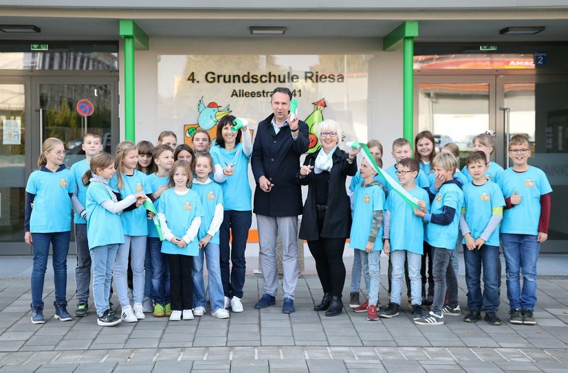 Das Band ist durchgeschnitten, die Schule eröffnet.
