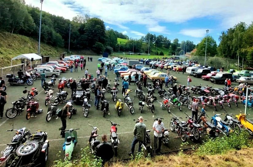 Beim Altblechtreffen 2021 in Markersbach füllte sich der Sportplatz mit über 400 Fahrzeugen.