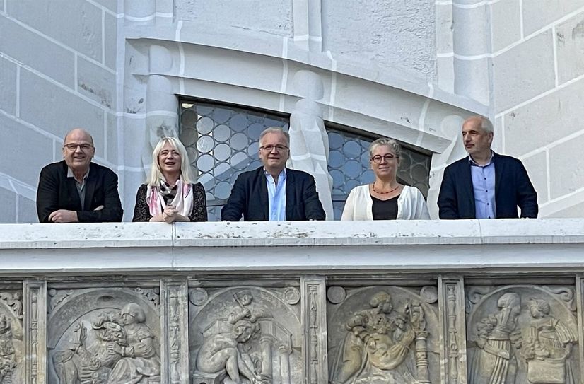Die Festspielgemeinschaft bestehend aus (v.li.) Intendant Manuel Schöbel von den Landesbühnen Sachsen, Intendantin Carola Gotthardt und Dirigent Ekkehardt Klemm von der Elblandphilharmonie Sachsen, Ann-Kristin Böhme vom Theater Meißen und Burgherr Uwe Michel.