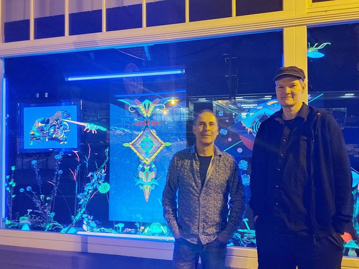 Gerd Melchinger und Robert Mayer (v.l.) präsentieren Schwarzlichtkunst und beleben damit ein leeres Schaufenster. Foto: Stadt Radebeul / Christiane Weikert