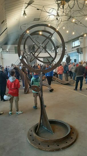 Einige Hundert Menschen kamen zur Vernissage der Stahlskulpturen im Rittergut Gröba. jetzt sollen sie ihren Platz im Stadtgebiet finden.
