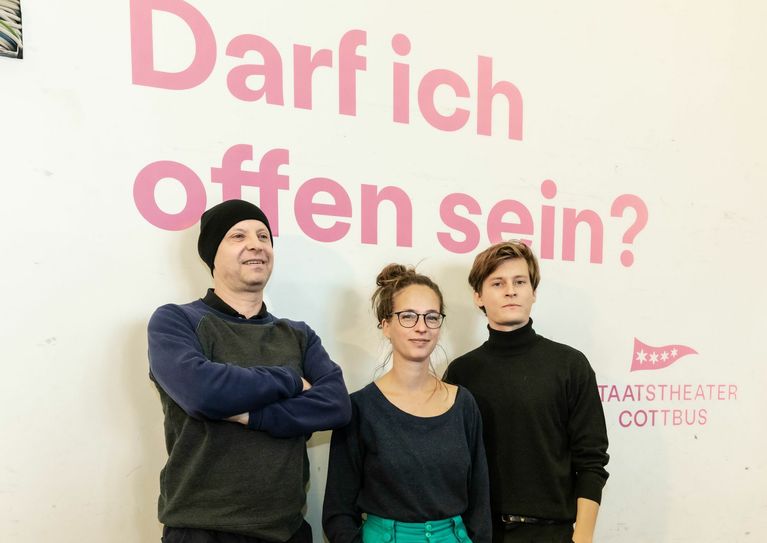 Das Dreierteam wird unter dem selbstgewählten Motto: »Global denken, lokal handeln« arbeiten. Die Entscheidung für Franziska Benack, Armin Petras (links) und Philipp Rosendahl fiel nach einem Votum durch das Schauspielensemble. Foto: TSPV