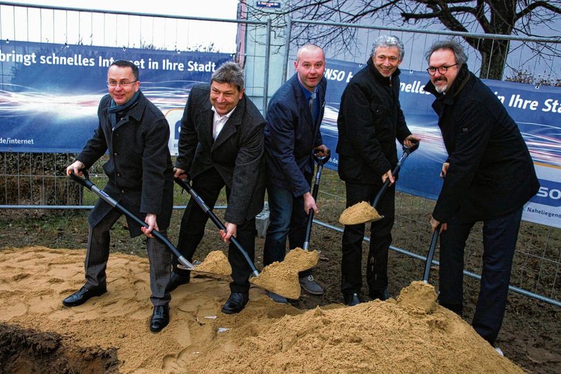 Den ersten Spatenstich fürs Turbo-Internet vollzogen gemeinsam ENSO Netz Geschäftsführer Dr. Steffen Heine, der Bischofswerdaer Oberbürgermeister Prof. Dr. Holm Große, der Burkauer Bürgermeister Sebastian Hein, ENSO Vorstand Dr. Reinhard Richter und Staatssekretär Stefan Brangs (v.l.). Foto: pm