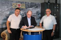 Bei der Unterzeichnung der Kooperationsvereinbarung (v.l.n.r.): Dirk Rohrbach, Geschäftsführer der Lausitzer Füchse, und Sirko Rosenberg und Wilfried Rosenberg vom BVMW. Foto: T. Keil