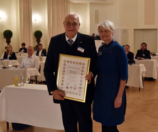 Corina Reifenstein, neue Präsidentin der Handwerkskammer Cottbus, dankte Bäckermeister Peter Dreißig für seine außergewöhnlichen Verdienste zum Wohle des südbrandenburgischen Handwerks. Er wurde von der Vollversammlung zum Ehrenpräsidenten der Handwerkskammer Cottbus ernannt. Foto: Fotoatelier Goethe/HWK Cottbus