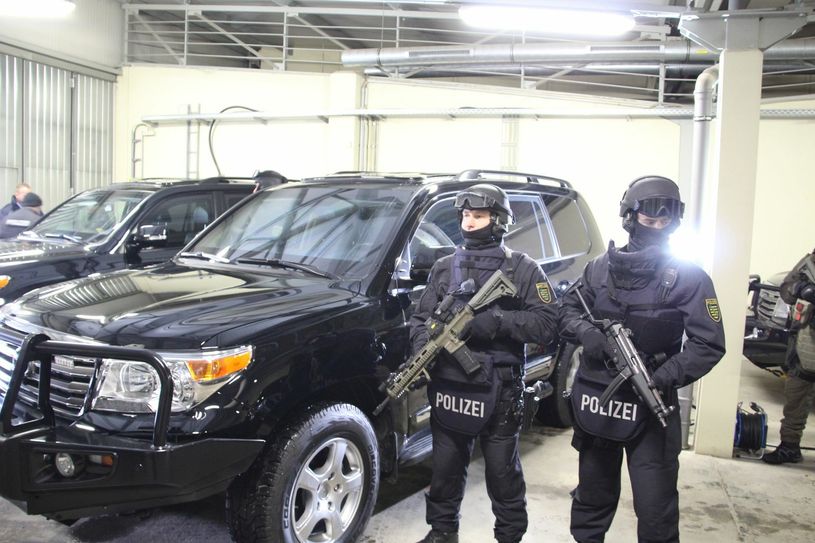 Die sieben gepanzerten Fahrzeuge der Marke "Toyota Land Cruiser" halten sogar Beschuss durch Langwaffen aus.