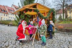 Der Weihnachtsmann vor seinem neuen Zuhause. Foto: M. Förster