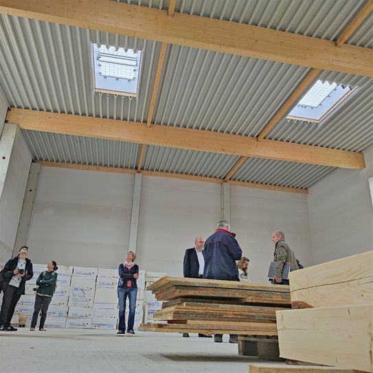 Im Inneren der Halle sorgen Lichtkuppeln und Fensterbänder für Helligkeit und Belüftung.
