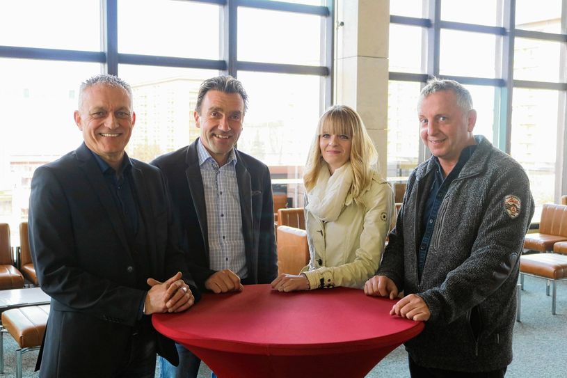 Veranstaltungsorganisation am Runden Tisch. Bei den Lausitzhallenteamchefs Steffen Schur (li.) und Dirk Rolka (2.v.l.) kann man künftig auch den Eventsaal der Familie Schäfer im WK X-Bowlingcenter buchen.  Foto: Mandy Fürst