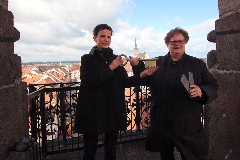 In luftiger Höhe: Juliane Naumann, Bürgermeisterin für Bauwesen (l.), überreicht der Türmerin Renate Peter den symbolischen Goldenen Turmschlüssel. (Foto: Stadt Bautzen)
