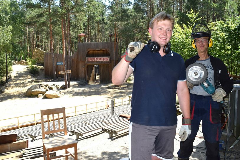 Viele Mitglieder der Spielvereinigung »Gojko Mitic« packen an der Waldbühne kräftig mit an. Statt zu proben, wird nun gewerkelt.