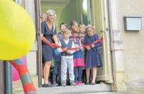 Gemeinsam mit Bürgermeisterin Kerstin Köhler durften die Kinder der neuen Freien Auenwaldschule in Jahnishausen ihre Schule einweihen und das symbolische rote Band durchtrennen.