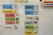 Der Unterrichtstag ist auch in der Freien Auenwaldschule durchgetaktet und strukturiert - nur Frontalunterricht gibt es eben nicht.