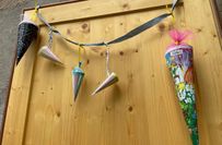 Wie die Zuckertüten sind auch die Kinder: Größere und kleiner lernen gemeinsam in Jahnishausen.