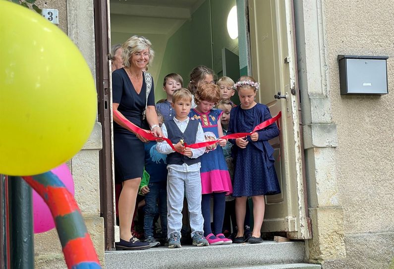 Gemeinsam mit Bürgermeisterin Kerstin Köhler durften die Kinder der neuen Freien Auenwaldschule in Jahnishausen ihre Schule einweihen und das symbolische rote Band durchtrennen.