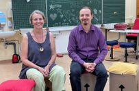 Sabine Hartmann ist die Lehrerin der Kinder und Georg Böse ist einer der Schulgründer. "Wir wünschen gutes Gelingen!"