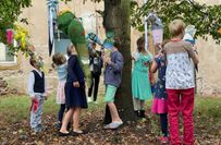 Die Zuckertüten für alle neun künftigen Schulkinder hängen am Zuckertütenbaum hinter der Schule.