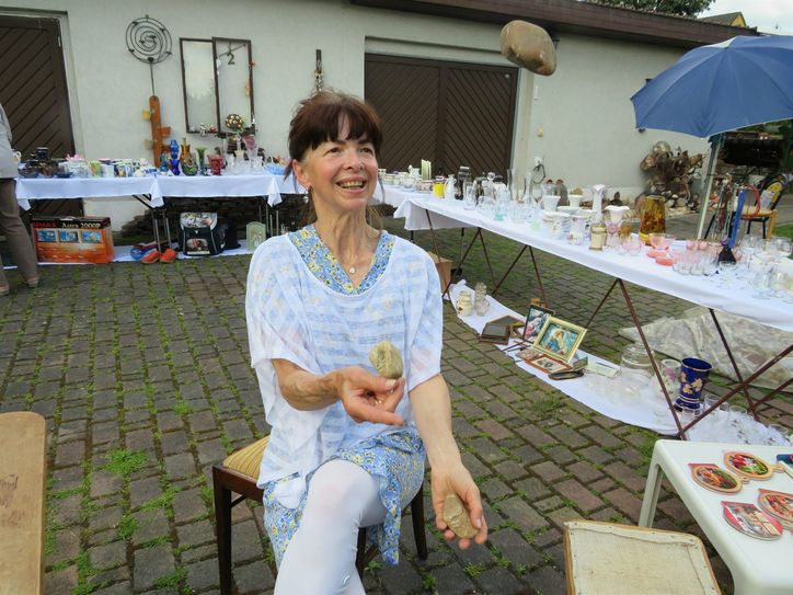 Andrea Cselenko war zu DDR-Zeiten Berufsartistin. Die Jonglage hat sie nicht verlernt. Wenn die Hobby-Hoftrödlerin Zeit dafür hat, jongliert sie auch schon mal gern mit greifbaren Dingen. In dem Fall waren es Steine.