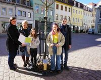 Auf dem Theaterplatz Meißen durften die Kinder der Freien Werkschule gemeinsam mit Schulleiterin Dorothee Finzel die Urkunde für ihren Patenbaum aus den Händen von Inga Skambraks, Leiterin des Bauverwaltungsamtes, entgegennehmen. 2017 wurde der Apfeldorn auf dem Theaterplatz gepflanzt. Diese und weitere Informationen rund um die Baumpatenschaft der Freien Werkschule können Interessierte einem individuell gestalteten Schild vor dem Jungbäumchen entnehmen.