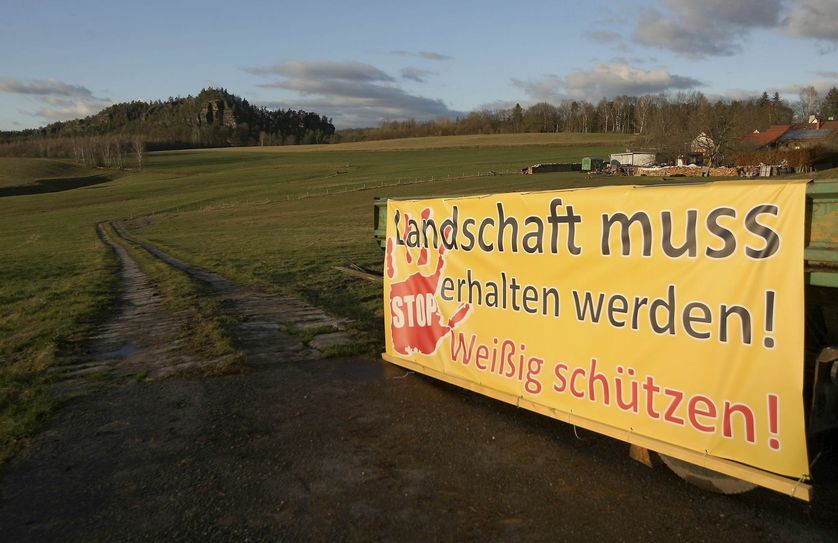 Spannband »Landschaft muss erhalten werden! Weißig schützen«. Foto: D. Förster