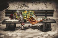 Jörn Michael als Model im selbst entworfenen Anzug aus Decken auf einer Bank im winterlichen Erzgebirge. Der Anzug „VEGRO FRIESE II HAUTE COUTURE“ wird in der Ausstellung präsentiert.