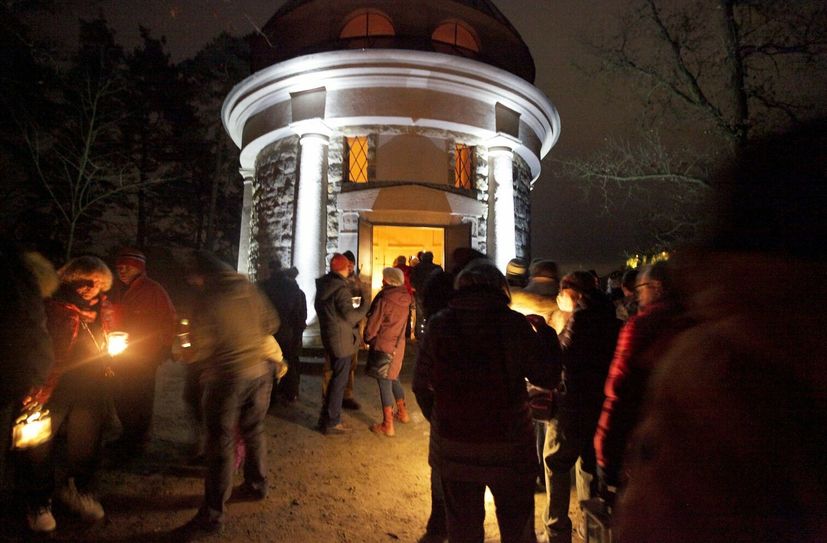 Einzigartig in der Sächsischen Schweiz: Das Friedenslicht aus Bethlehem wird an der Malerwegskapelle in Thürmsdorf ausgegeben.