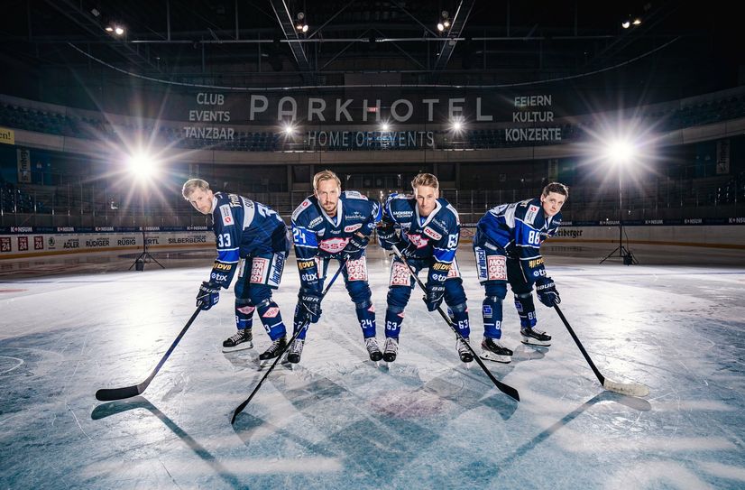 Das schwedisches Quartett ist komplett: (v.li.) David Suvanto, Simon Karlsson, David Rundqvist und Johan Porsberger. Der neue Premiumpartner Parkhotel Dresden wird zur neuen Saison u.a. auf den Puckfangnetzen hinter den Toren zu sehen sein.
