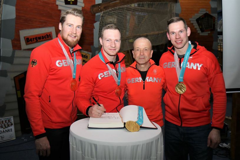 Die Bob-Olympiasieger Martin Grothkopp, Francesco Friedrich, Co-Trainer Gerd Leopold und Candy Bauer (v.l.) trugen sich ins Goldene Buch der Stadt Riesa ein. 		Foto: Uwe Päsler