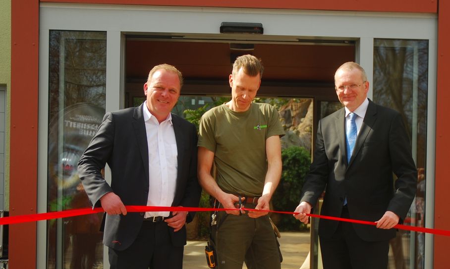 Zoochef Karl-Heinz Ukena, Elefanten-Revierleiter Ronny Moche und Bürgermeister Detlef Sittel weihten heute (11. April) das neue Elefantenhaus im Dresdner Zoo ein. Fotos: Schiller