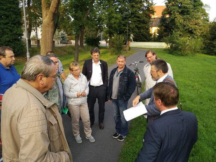 Nach der Beratung schloss sich eine Vor-Ort-Besichtigung an, wobei Horst Köppler, BI „Tunnelblick“, Änderungen an dem vom Ingenieurbüro brenner BERNARD konzipierten Planungen vorschlug, die von der Arbeitsgruppe diskutiert wurden. Foto: Stadtverwaltung Großenhain
