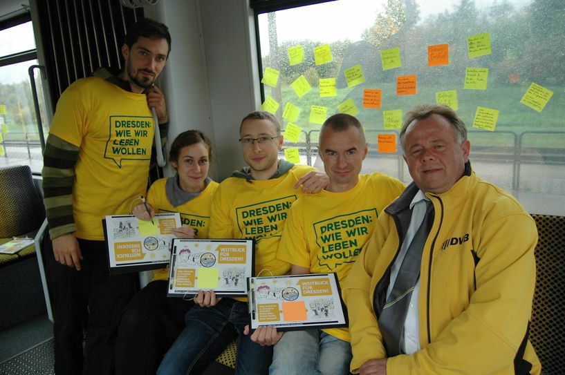 Ben, Esther, Thomas, Norbert und Christian haben in der Straßenbahn Menschen nach Visionen gefragt. Foto: Pohl