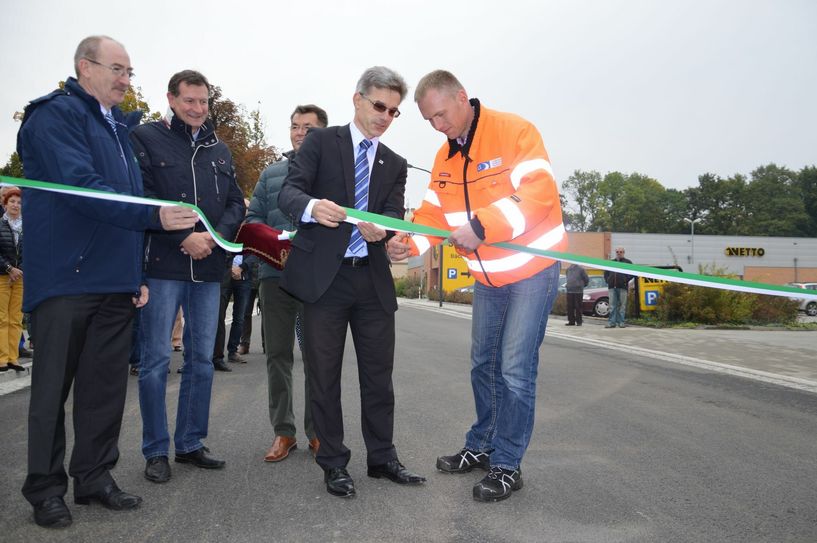 Stadtwerkechef Jürgen Fuchs, Stadtverordnetenvorsteher Andreas Holfeld, Bürgermeister Jörg Gampe und der Leiter der Straßenmeisterei Sören Miertzsch geben den Langen Damm für den Verkehr frei.