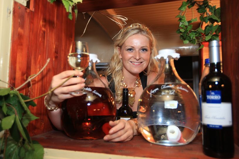 Katja Riedel, ehemalige Weinkönigin Sachsens ist natürlich zum Weinfest dabei.  Foto: D. Förster