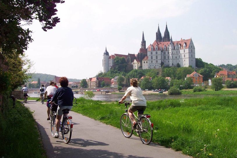 Urlaub mal anders: Auf zwei Rädern immer an der Elbe entlang.  Foto: Archiv