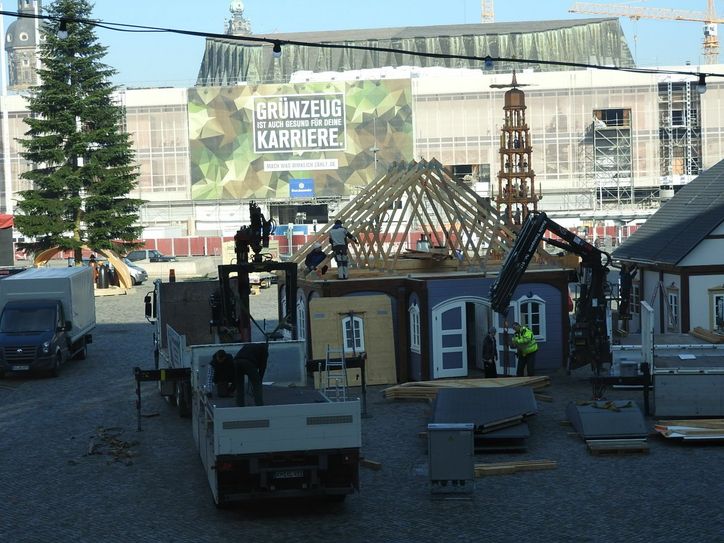 Der große Aufbau hat begonnen, hier im Bild Wichtelkino und Pflaumentoffelhaus