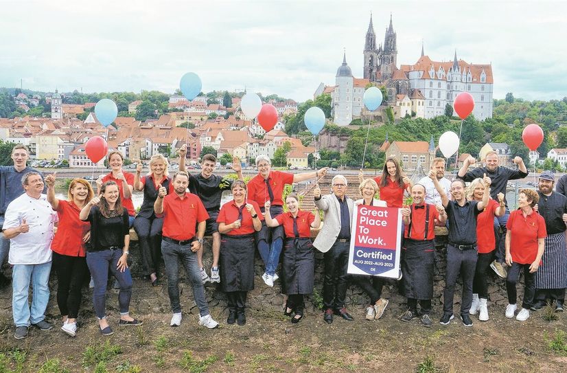 Das Team der Müller Restaurants in Meißen feiert mit den Chefs seine Auszeichnung.