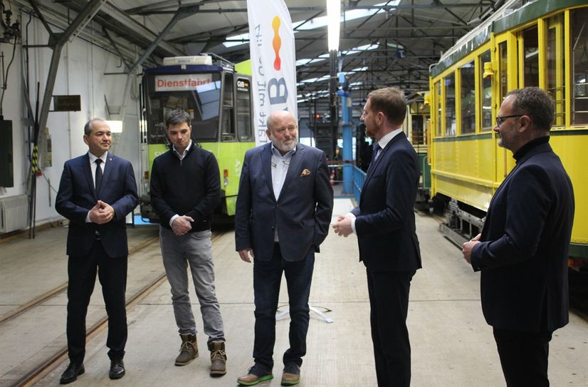 Bei der Übergabe des Fördermittelbescheids (v.l.n.r.): Oberbürgermeister Octavian Ursu, Sven Sellig (GVB), Ex-Oberbürgermeister Siegfried Deinege, Ministerpräsident Michael Kretschmer und GVB- Geschäftsführer André Wendler.