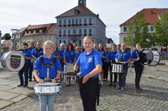 Ein Teil der Bischofswerdaer Spielleute hat sich auf dem Marktplatz ablichten lassen. Genau hier feiern die Musiker ihr 60-jähriges Bestehen.