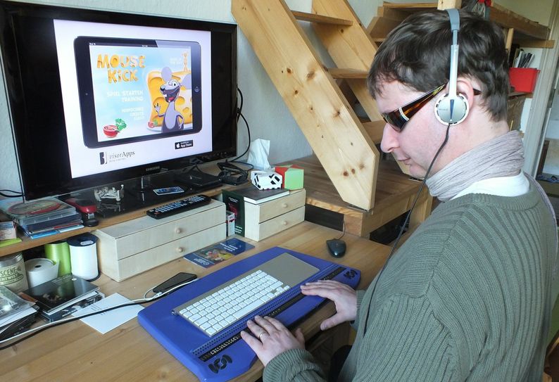 Dr. Jan Blüher, selbst blind, entwickelt verschiedene Software, die zur besseren Integration von blinden und sehbehinderten Menschen beiträgt. Foto: Pönisch