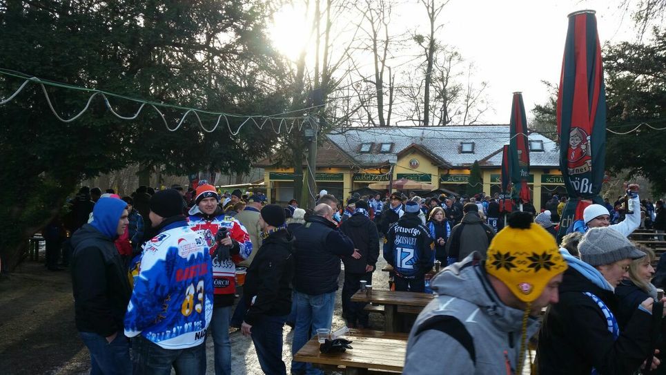 Vor dem Spiel gab es eine Eishockey-Party mit Fans aus ganz Deutschland in der Torwirtschaft am Stadion. Foto: Rosner