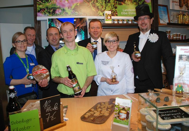 Die Elbe-Elster-Delegation mit Landrat Christian Heinrich-Jaschinski (3.v.r.) warb am Elbe-Elster-Messestand mit regionalen Köstlichkeiten.