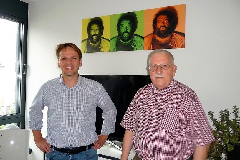 Klaus Fiedler bedankt sich bei Sebastian Vogel (li.) vom Impreuna-Verein. Foto: privat